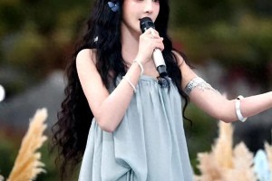 彭小苒浅蓝吊带裙造型尽显柔美气质