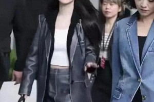 杨紫素颜出街引热议，路人气质抢镜成焦点