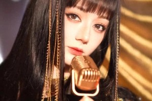 迪丽热巴黑色裙装造型：暗夜女王气场全开