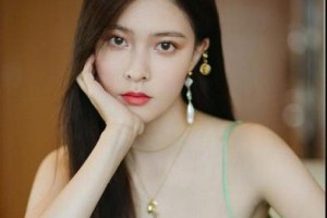宋妍霏绿色吊带裙演绎傣族风情，肌肤雪白吸睛