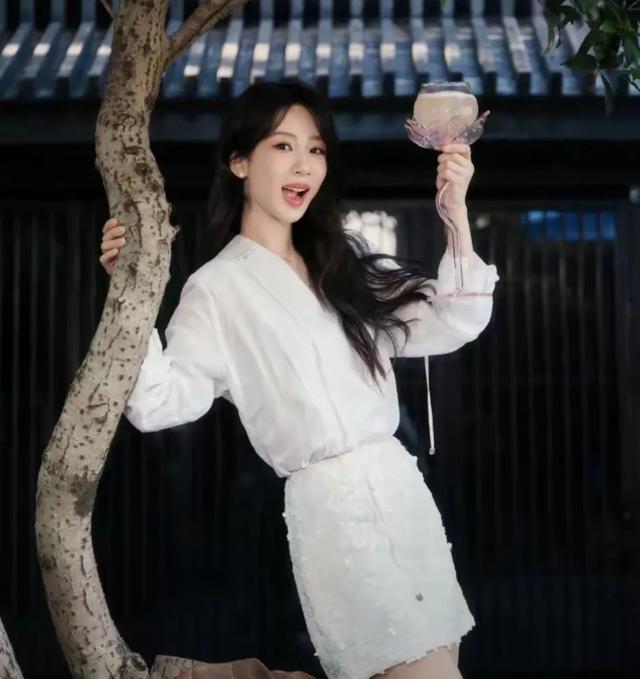 杨紫西湖留影