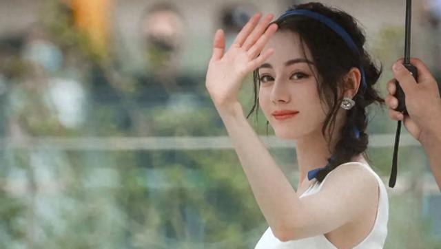 迪丽热巴活动现场