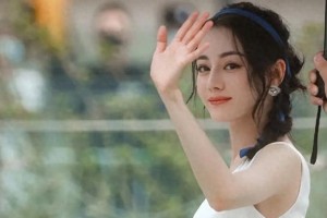 迪丽热巴尴尬时秒变忙人 真实反应萌翻粉丝