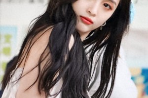 吴宣仪夏日穿搭：白色吊带+牛仔短裤尽显大长腿