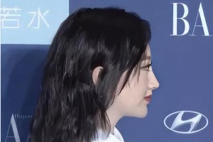 景甜李艺彤造型对比：脸平女星的穿搭雷区与启示
