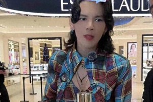 向佐西湖商演穿鸡蛋饼斗篷引热议
