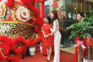 刘亦菲小县城现身引热议，腰臀比惊艳全网