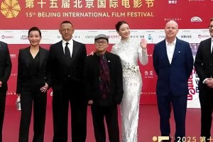 北影节开幕式星光璀璨：倪妮朱一龙雨中走红毯