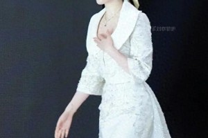 刘亦菲白裙亮相生图惊艳 分享美容秘诀心情好