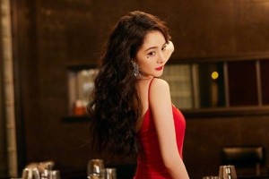 杨幂丝袜穿搭秘籍：冬季性感显瘦不臃肿