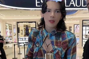 向佐奇装异服引热议 杭州活动穿鸡蛋饼造型